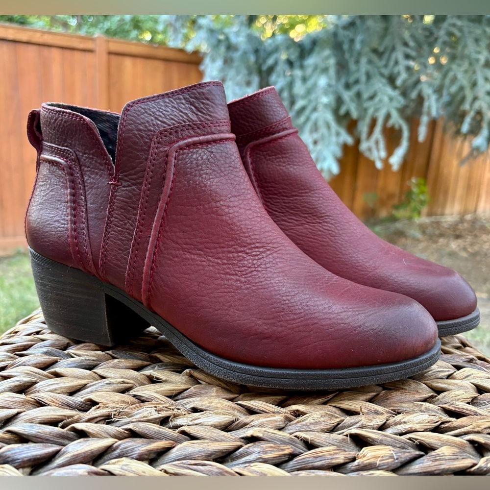 Rockport Women's Cobb Hill Anisa V-Cut Bootie Burgundy Leather CH1846 US Size 9